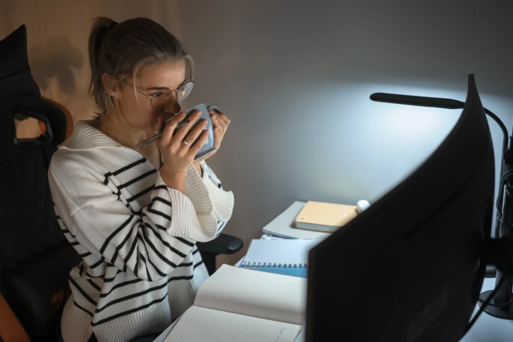 Imagem atual: Does a monitor light bar really help with eye strain during long work hours at a desk